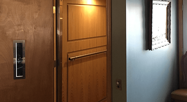 Installation d’une plate-forme, modèle 130 avec cabine au fini en chêne